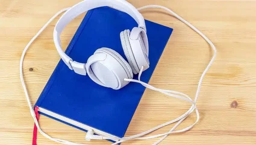 Picture of a Book with headphones by silk-life at Pixabay. Pixabay License. https://pixabay.com/es/photos/audiobook-tablet-pantalla-t%c3%a1ctil-3106985/