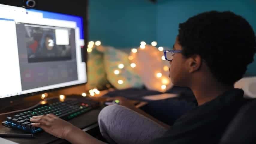Video Translation. Picture of a child in from of a computer. For blog post The Benefits of Video Translation. Photo by Ralston Smith on Unsplash. UnSplash license: https://unsplash.com/photos/zc9pWsPZd4Y