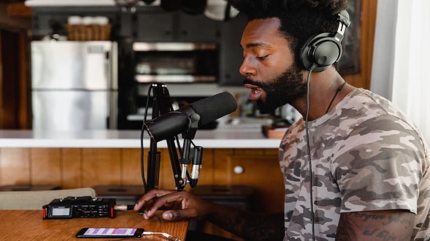 A picture illustrating a man recording a text from his phone. This picture is used for the blog British voice-over accents and the top 5 sexiest accents in the world. Image found from Unsplash. https://unsplash.com/photos/uCNrr-3i2oI?utm_source=unsplash&utm_medium=referral&utm_content=creditShareLink