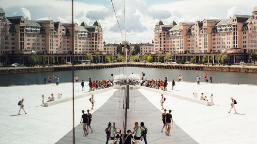 English to Norwegian Audio and Video Translation Guide. Photo of the Oslo Opera House, Oslo, Norway by Oliver Cole at Unsplash. Unsplash License, https://unsplash.com/es/fotos/aS3ftVZLrVI