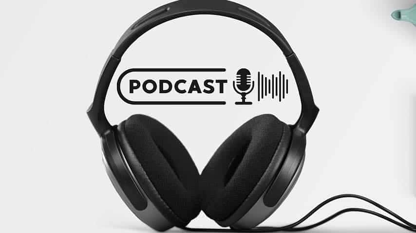 Image of a pair of headphones on a white background to illustrate the article covering how and why to provide translations of a podcast. Image from https://pixabay.com/illustrations/podcast-headphones-interview-7693630/