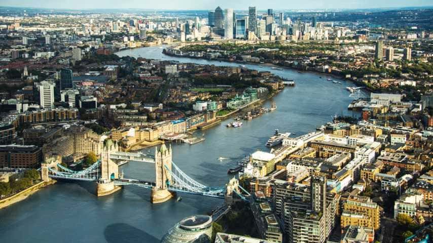 What is an Estuary Accent. Photo of River Thames in London by Ana Paula Grimaldi at Unsplash. Unsplash License. https://unsplash.com/es/fotos/hol3LfgHLD0